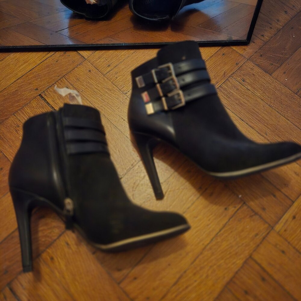 Nwot black leather booties w side zip and buckles Hp😊🔥🔥🔥🔥 - Picture 2 of 6